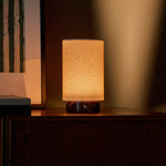 Floris Rosso Levanto marbre lampe de table sans fil Tavellio – lueur ambrée chaude sur un mur olive le soir – lumière tamisée diffuse
