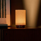 Floris Rosso Levanto marbre lampe de table sans fil Tavellio – lueur ambrée chaude sur un mur olive le soir – lumière tamisée diffuse