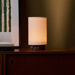 Floris Rosso Levanto marbre lampe de table rechargeable Tavellio – posée sur un meuble en noyer près d'un tableau botanique encadré
