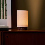 Floris Rosso Levanto marbre lampe de table rechargeable Tavellio – posée sur un meuble en noyer près d'un tableau botanique encadré