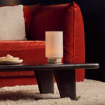 Floris Silver Travertine lampe de table rechargeable Tavellio – sur table basse près d'un canapé en velours rouge, lumière chaude du soir