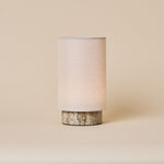 Floris Silver Travertine lampe de table sans fil Tavellio – photo studio fond beige – abat-jour en lin écru, socle en travertin argenté
