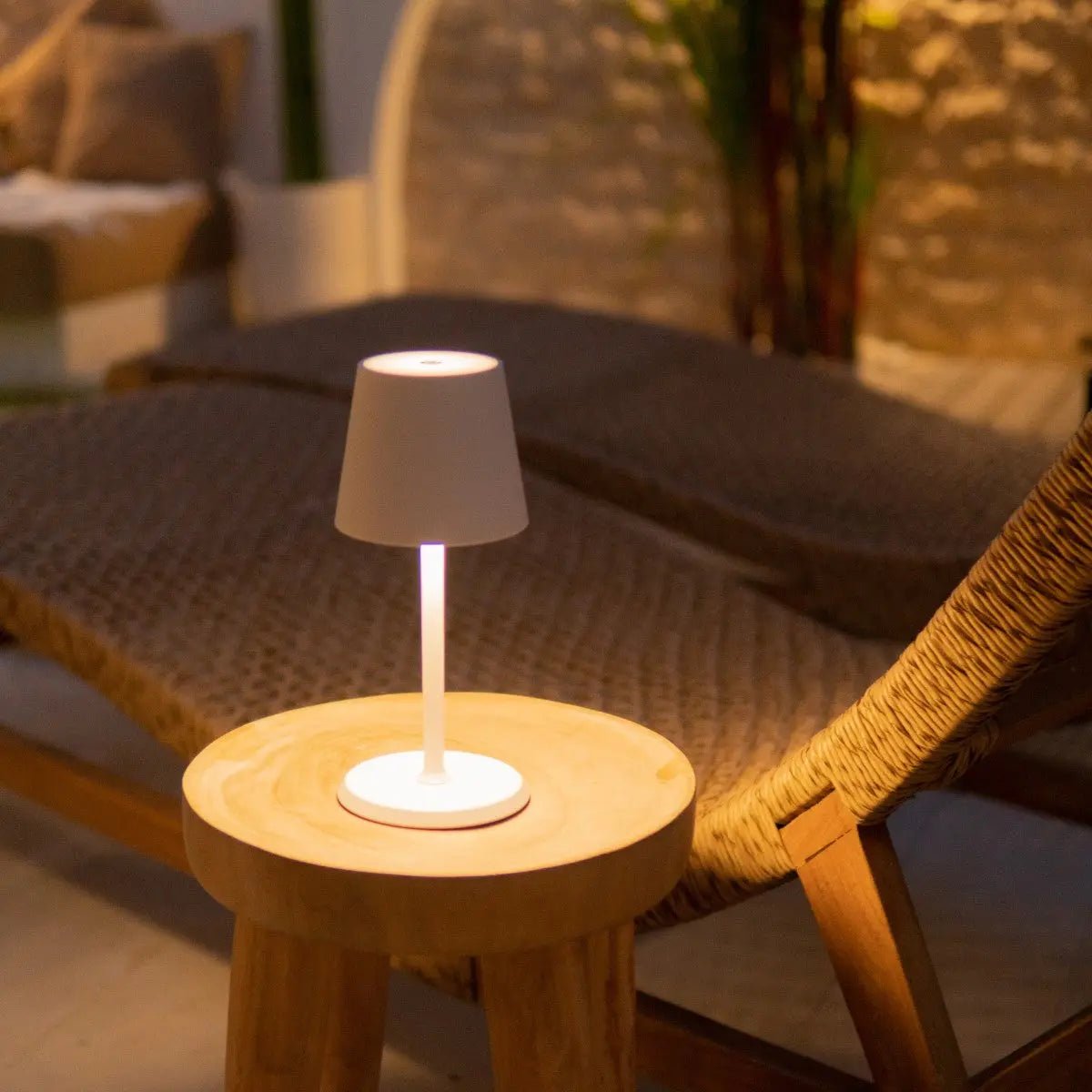 James White Rechargeable Table Lamp – Cordless, Dimmable & Elegant Tavellio