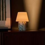 Oplaadbare tafellamp Hooch met Arabescato marmeren voet, warm brandend in avondsfeer op dressoir