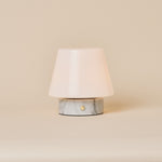 Oplaadbare tafellamp Hooch Small in Bianco Statuarietto marmer met opaalglazen kap op studioachtergrond