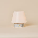 Oplaadbare tafellamp Hooch Small in Bianco Statuarietto marmer met opaalglazen kap op studioachtergrond