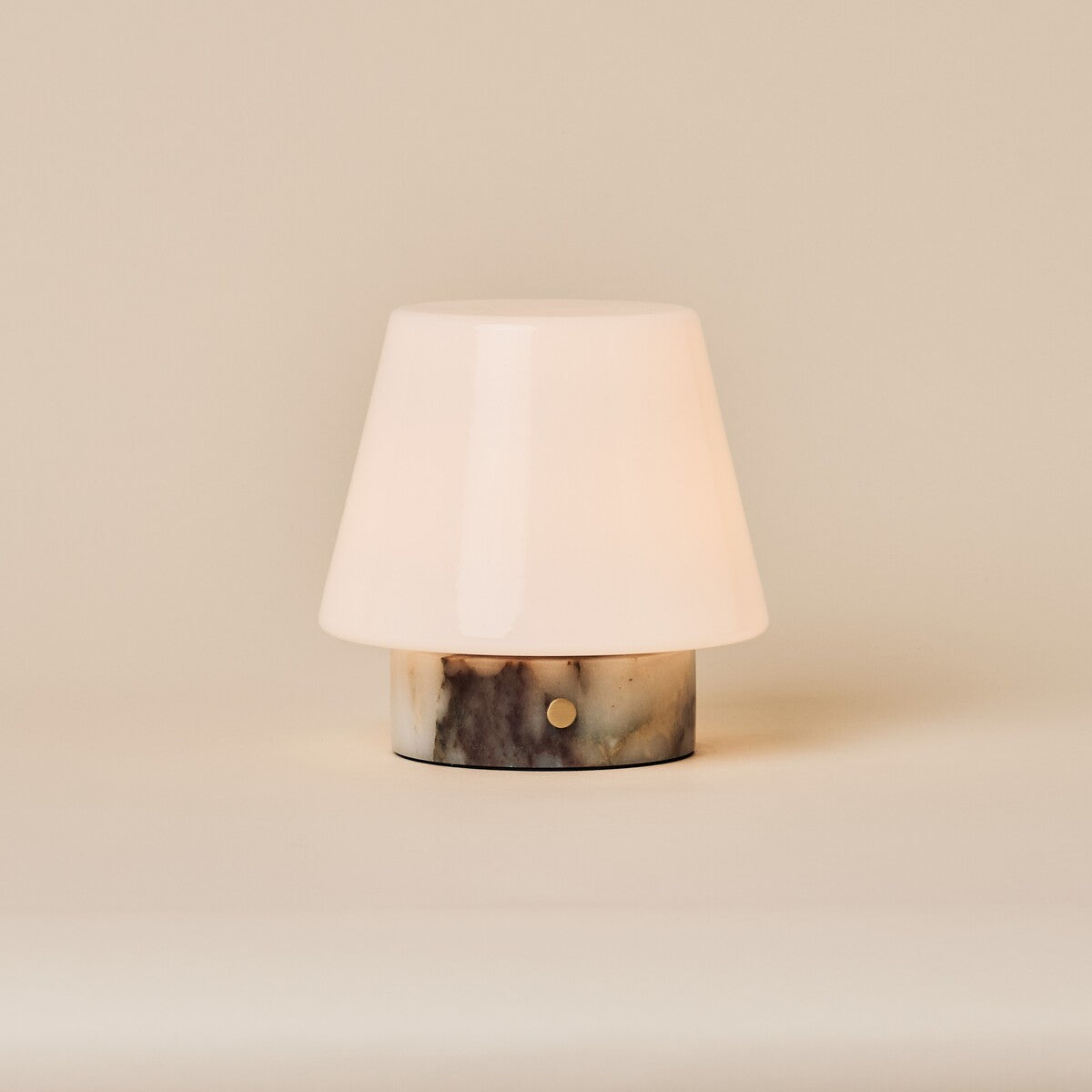 Oplaadbare tafellamp Hooch Small in Calacatta Viola marmer met rond opaalglazen kapje