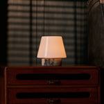 Tafellamp oplaadbaar Hooch Small in Calacatta Viola marmer op een houten dressoir in slaapkamer