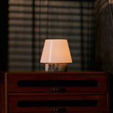 Tafellamp oplaadbaar Hooch Small in Calacatta Viola marmer op een houten dressoir in slaapkamer