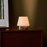 Tafellamp oplaadbaar Hooch Small in Calacatta Viola marmer, warm brandend tegen een olijfgroene wand