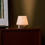 Tafellamp oplaadbaar Hooch Small in Calacatta Viola marmer, warm brandend tegen een olijfgroene wand