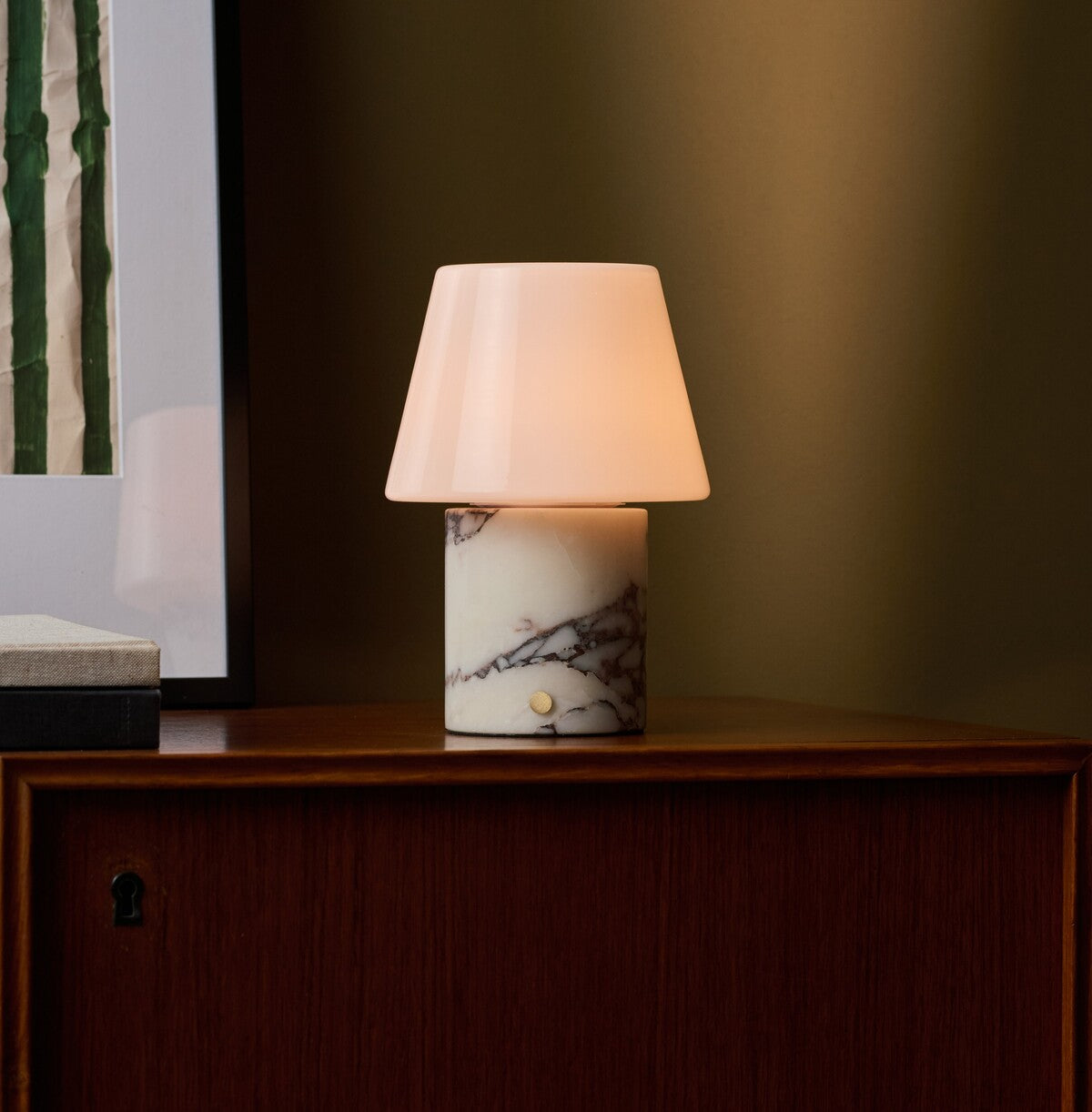 Tafellamp oplaadbaar Hooch in Calacatta Vionaro marmer op een houten dressoir in avondlicht