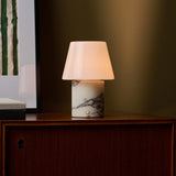 Tafellamp oplaadbaar Hooch in Calacatta Vionaro marmer op een houten dressoir in avondlicht