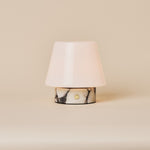 Oplaadbare tafellamp Hooch Small in Calacatta Vionaro wit marmer met rond opaalglazen kapje