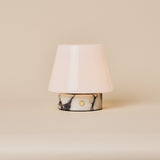Oplaadbare tafellamp Hooch Small in Calacatta Vionaro wit marmer met rond opaalglazen kapje