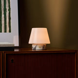 Tafellamp oplaadbaar Hooch Small in Calacatta Vionaro wit marmer, warm licht op een donker houten kastje