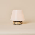 Oplaadbare tafellamp Hooch Small met conische kap en gele Calacatta Vionaro marmeren voet, op crèmekleurige achtergrond