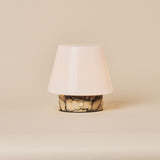 Oplaadbare tafellamp Hooch Small met conische kap en gele Calacatta Vionaro marmeren voet, op crèmekleurige achtergrond