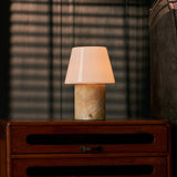 Tafellamp oplaadbaar Hooch in Honey Onyx marmer op een houten dressoir met lamellen-schaduwen