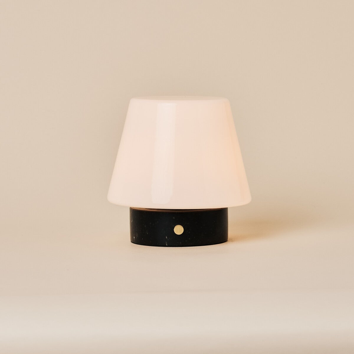 Oplaadbare tafellamp Hooch Small in Nero Marquina marmer met opaalglazen kap op neutrale studioachtergrond