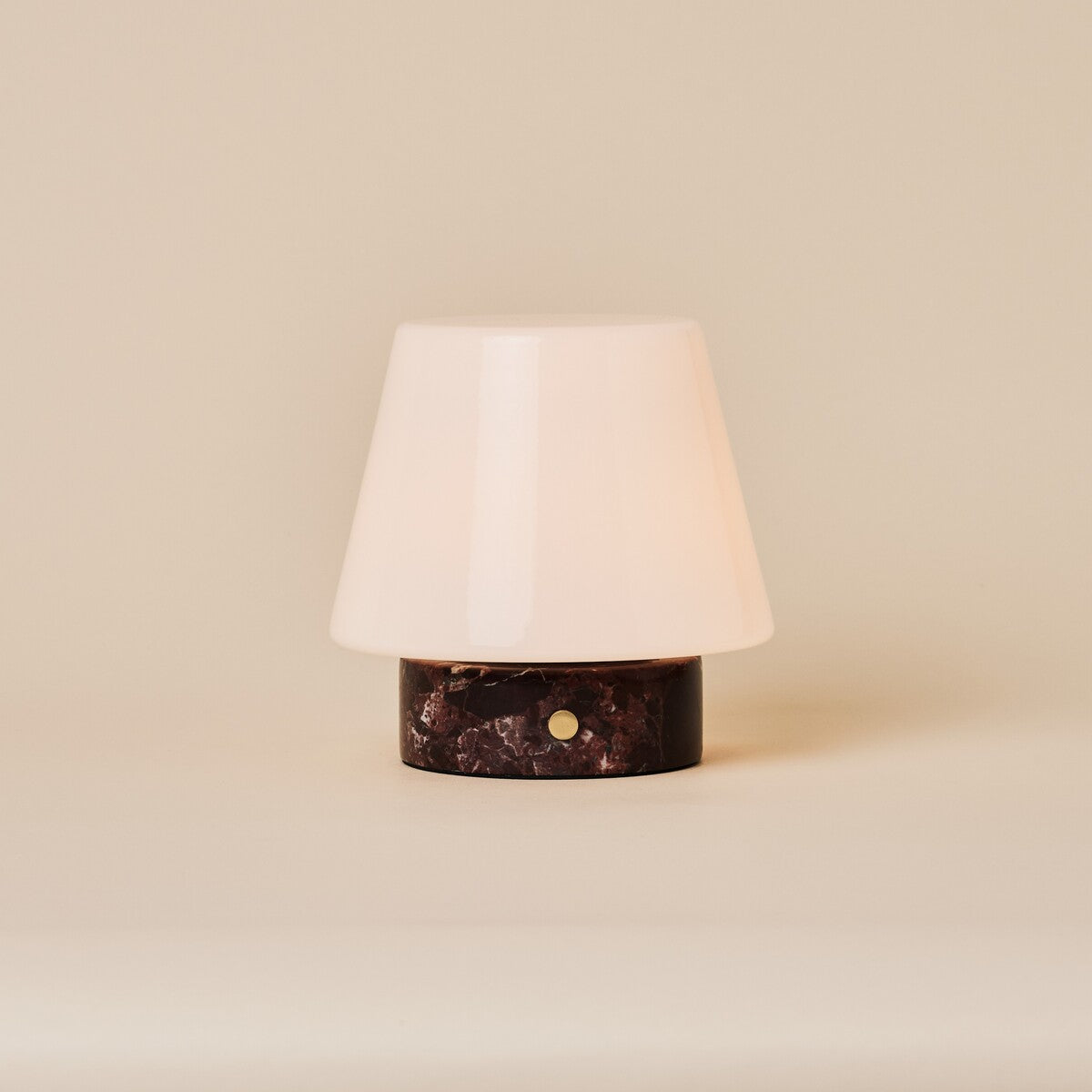 Oplaadbare tafellamp Hooch Small in Rosso Levanto marmer met opaalglazen kegelkap op studioachtergrond