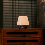 Tafellamp oplaadbaar Hooch Small Rosso Levanto Marble brandend op een dressoir voor gestreepte lamellen