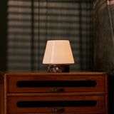Tafellamp oplaadbaar Hooch Small Rosso Levanto Marble brandend op een dressoir voor gestreepte lamellen