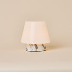 Oplaadbare tafellamp Hooch Small met glanzende kap op witte Arabescato marmeren voet