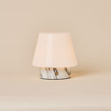Oplaadbare tafellamp Hooch Small met glanzende kap op witte Arabescato marmeren voet