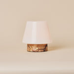 Oplaadbare tafellamp Hooch Small met conische kap en roze Calacatta Vionaro marmeren voet, op crèmekleurige achtergrond