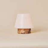 Oplaadbare tafellamp Hooch Small met conische kap en roze Calacatta Vionaro marmeren voet, op crèmekleurige achtergrond