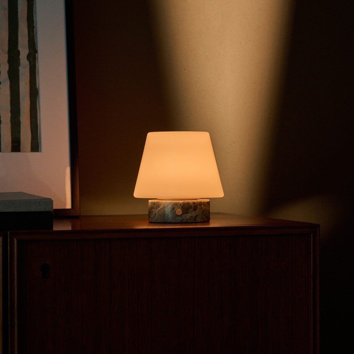 Tafellamp oplaadbaar Hooch Small in ijsgroen marmer, warm licht op een donker houten kastje