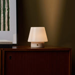Oplaadbare tafellamp Hooch Small in Rosa Aurora marmer naast groen gestreepte wandkunst op een notenhouten dressoir