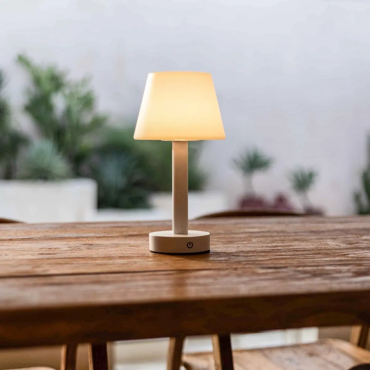 Zoë White Wooden Rechargeable Table Lamp | Cordless, Dimmable, USB-C, 80-Hour Battery Tavellio