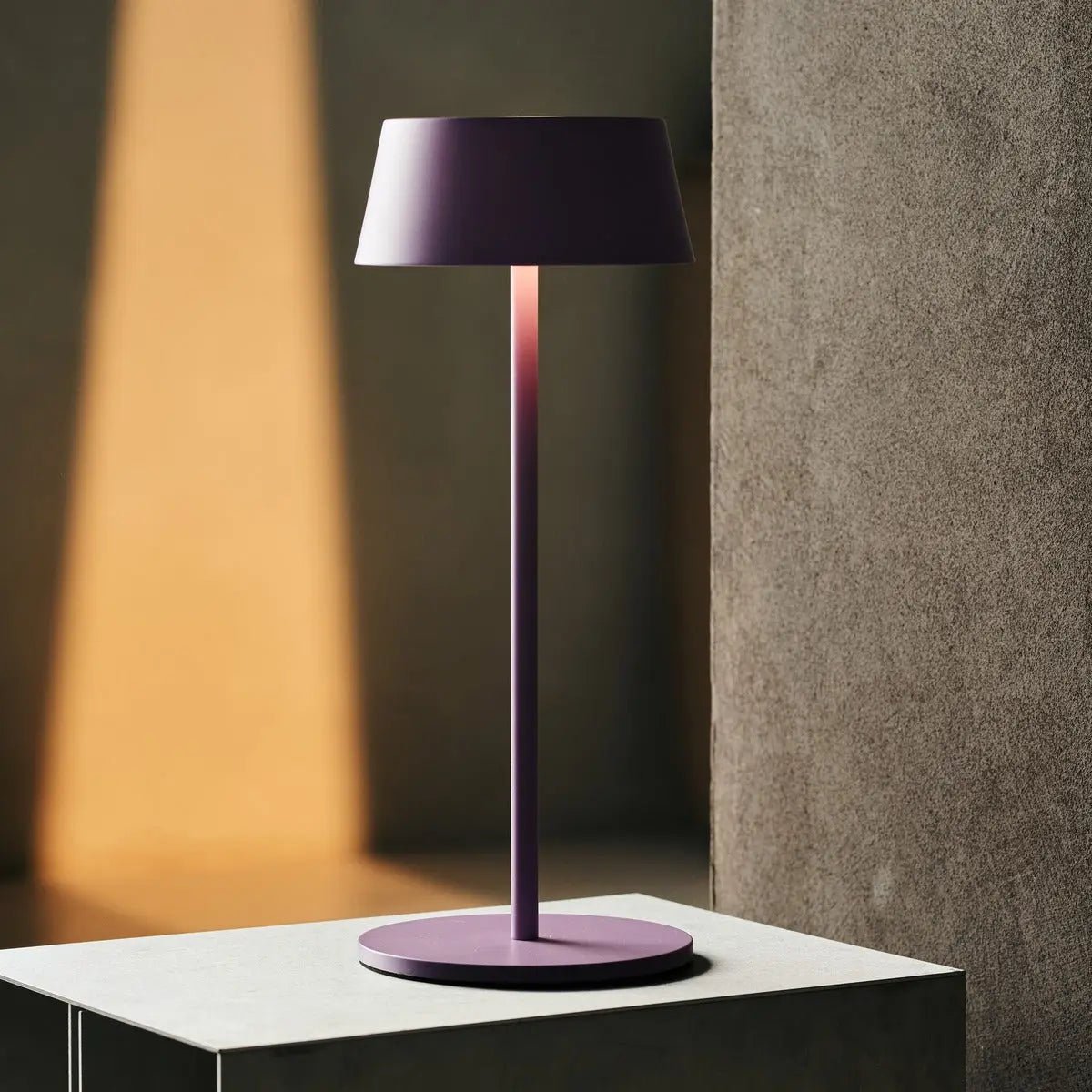 Hugo Violet Lila Rechargeable Table Lamp - Stylish, Dimmable Lamp & Cordless Tavellio