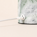 Close-up van de USB-C oplaadpoort in de Ice Green marmeren voet van de Tavellio tafellamp