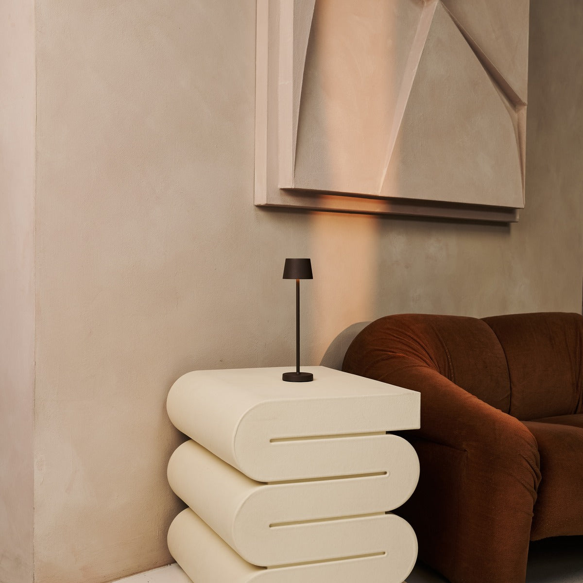 Combi Set Professional – 4 x Vondel Mini Mocha Brown Rechargeable Table Lamps & 1 x Amstel Wireless Charging Station with Q1-Technology – Perfect for Restaurants, Hospitality & Hotels Tavellio