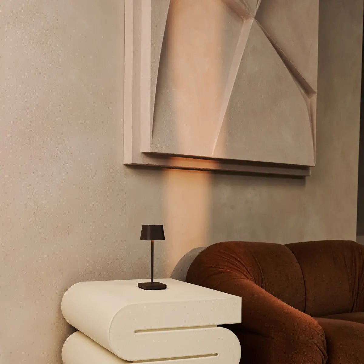 Sarphati Mini Mocha Brown Cordless Table Lamp Perfect for Hospitality Industry – Wireless Rechargeable via Charging Station, Dimmable Lamp & 3 Light Modes Tavellio