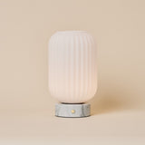 Oplaadbare tafellamp Kota met Bianco Statuarietto wit marmer en geribbeld glazen kapje op neutrale achtergrond