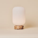 Tafellamp oplaadbaar Kota met geribbeld glas en roze Calacatta Vionaro marmeren voet