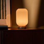 Oplaadbare tafellamp Kota met geribbeld glas en roze Calacatta Vionaro marmeren voet, warm gloeiend