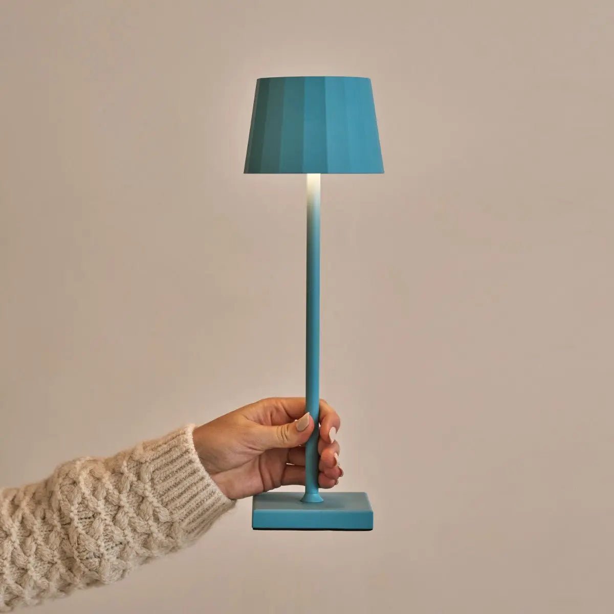 William Amsterdams Blue Rechargeable Iron Table Lamp – Dimmable, 120-Hour Battery, USB-C Tavellio