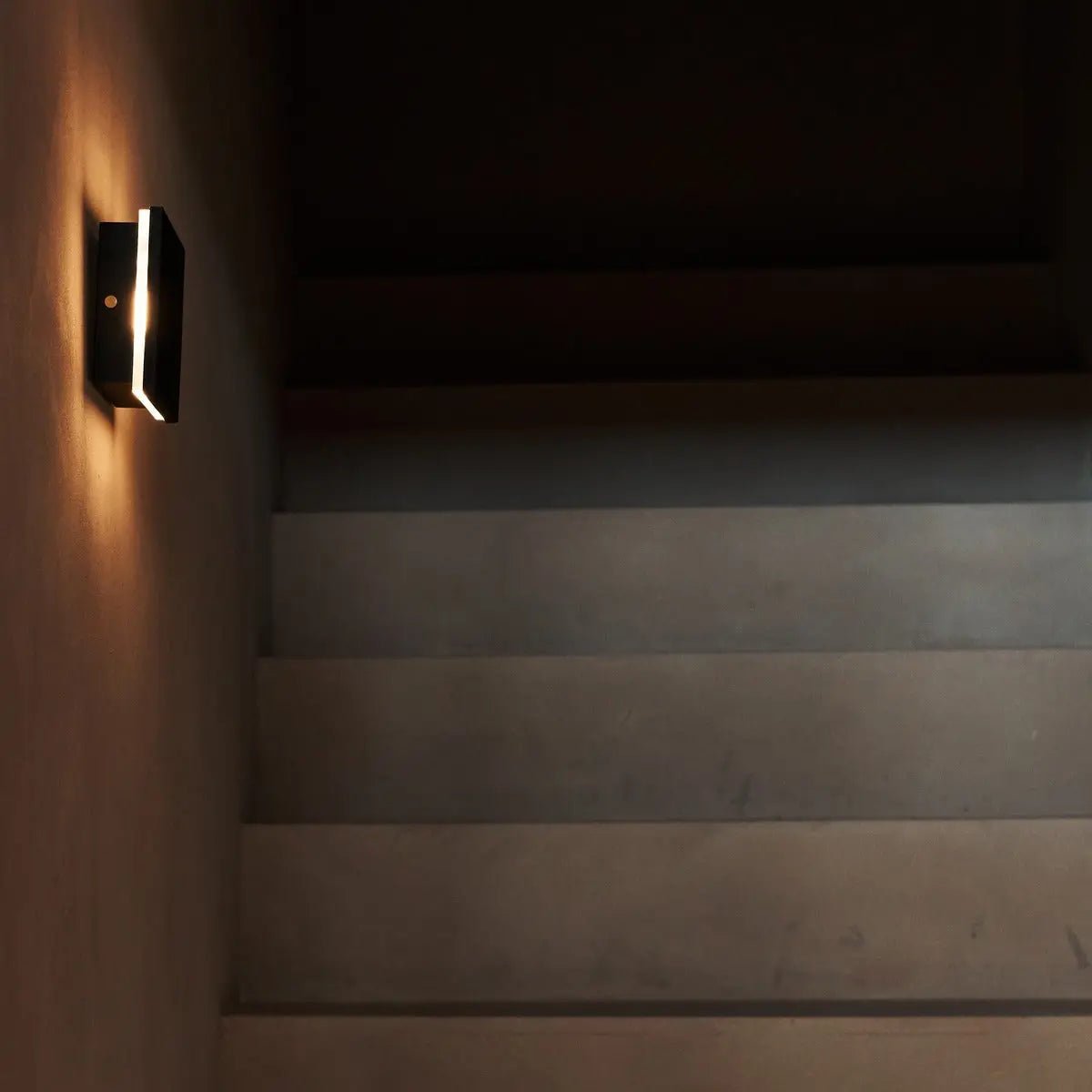 Lane Black Cordless Wall Light – Rechargeable & Dimmable Natural Wood Lamp - Tavellio