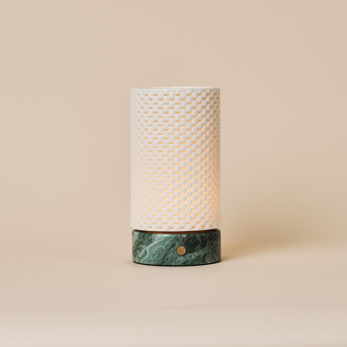 Oplaadbare tafellamp Luna met geribbelde porseleinen kap op groene Ice Green marmeren voet