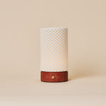 Oplaadbare tafellamp Luna met geweven porseleinen kap op rode Red Travertine marmeren voet