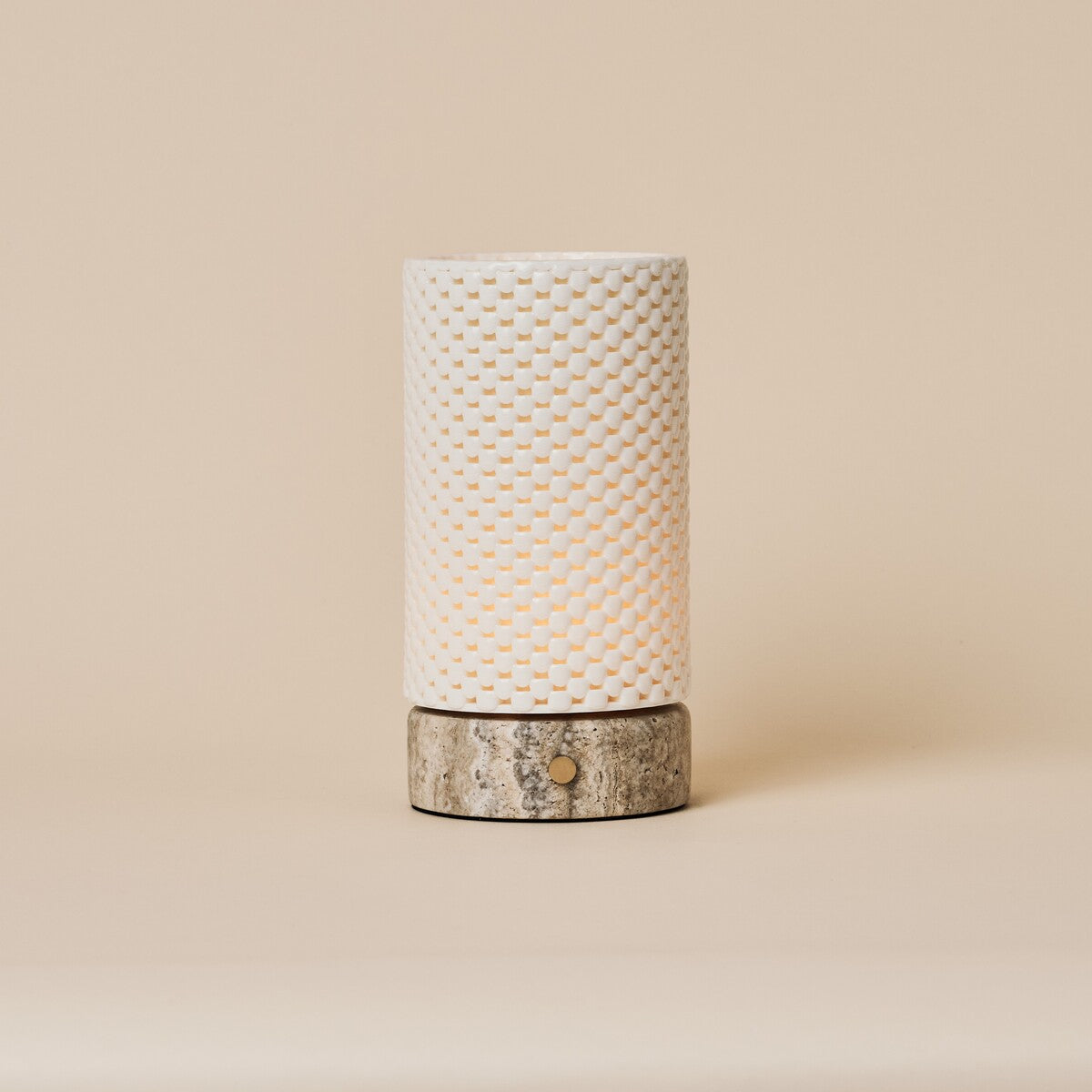 Tafellamp Luna oplaadbaar in Silver Travertine en porselein, studiofoto tegen een beige achtergrond.