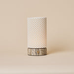 Tafellamp Luna oplaadbaar in Silver Travertine en porselein, studiofoto tegen een beige achtergrond.