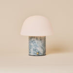 Oplaadbare tafellamp Maes met paddenstoelkap op een blauwgrijze Blue Calcite marmeren voet