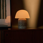 Tafellamp oplaadbaar Maes Large in silver travertine, close-up op een donkere houten kast