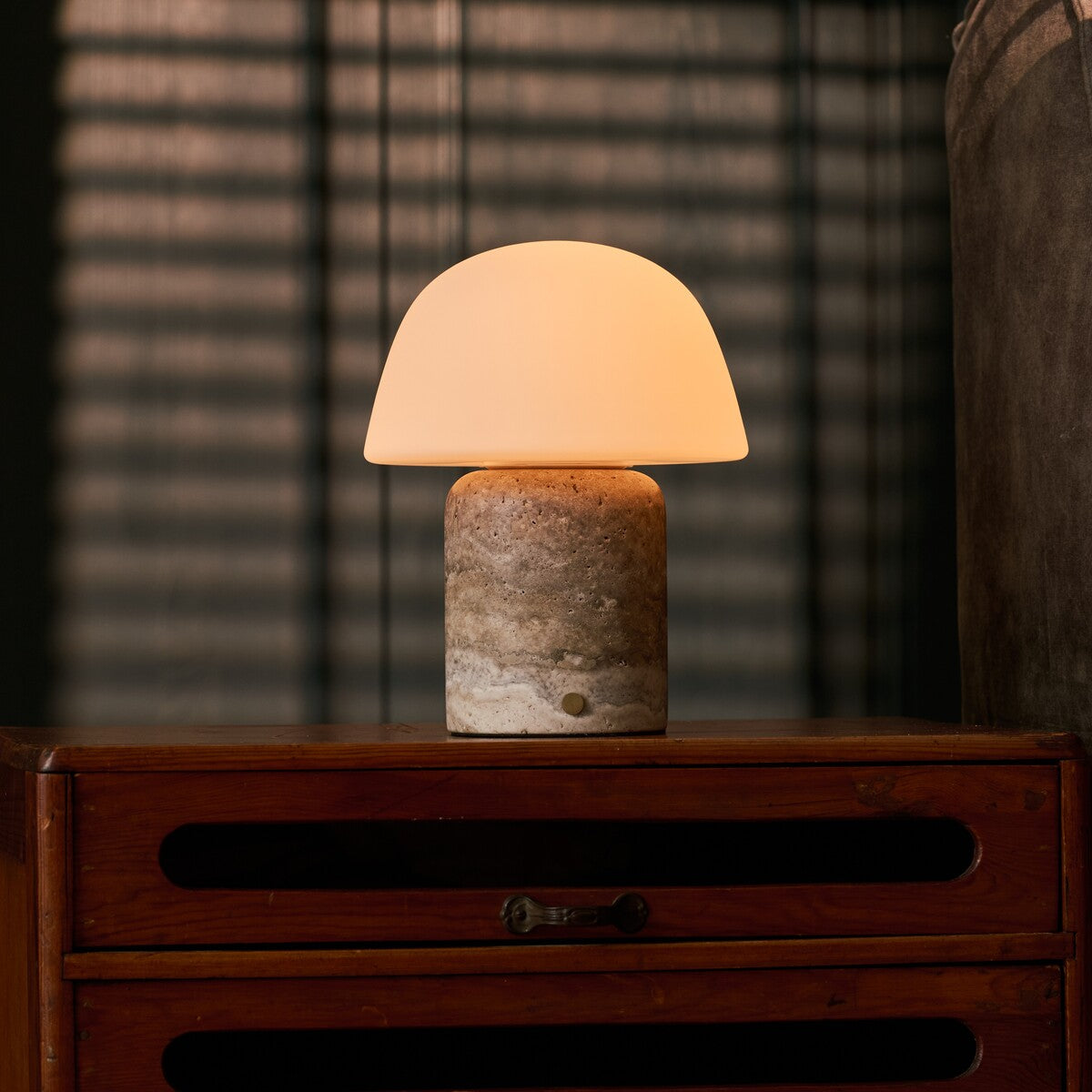 Oplaadbare tafellamp Maes Large in silver travertine met warm licht voor gestreepte jaloezieën